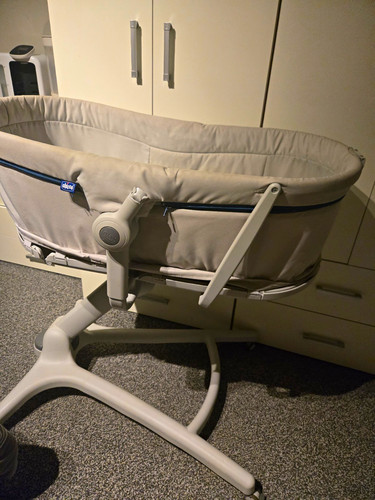 Chicco baby hug crib - 4,